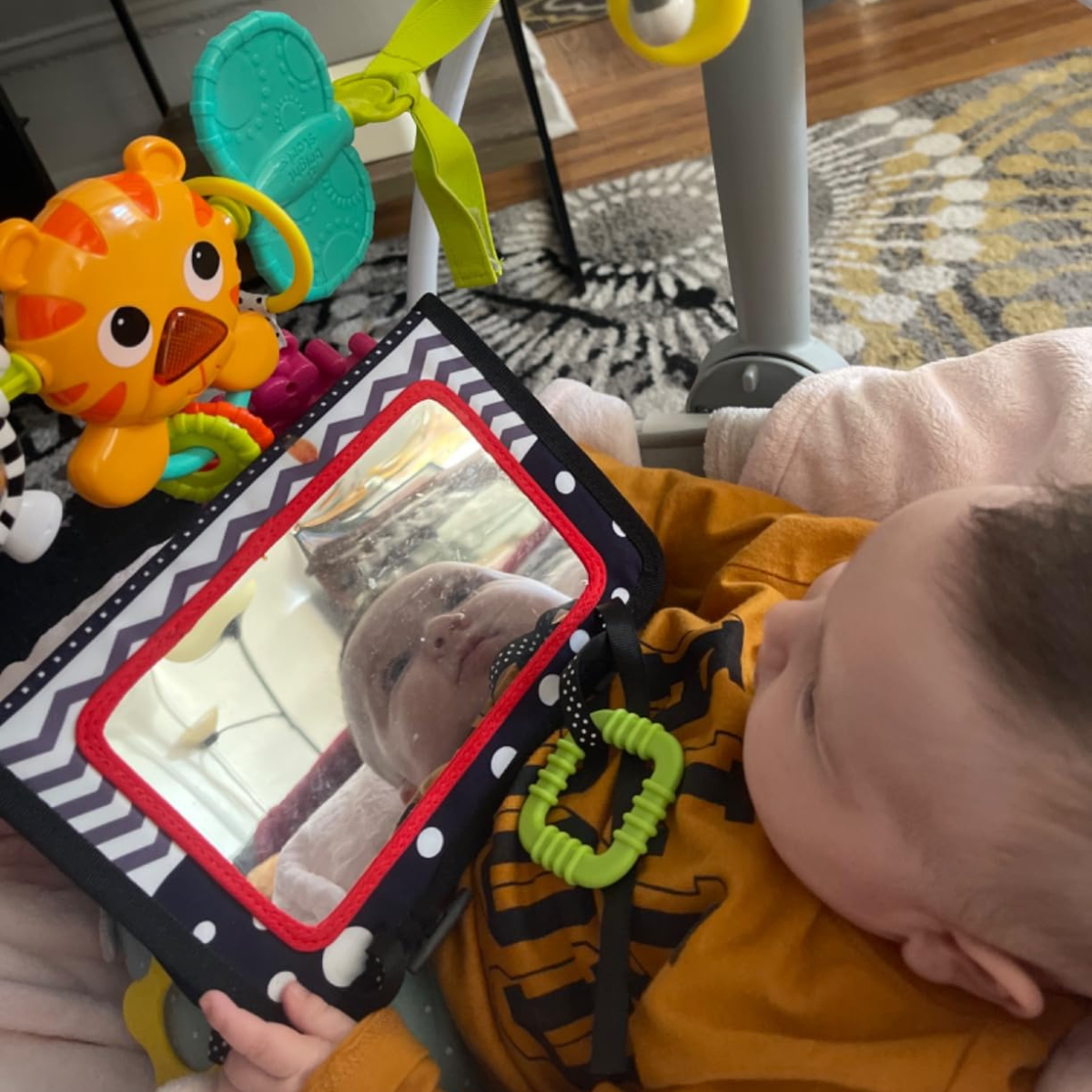 Sensorisches Bauchspielzeug mit Quietsche | 0–12 Monate