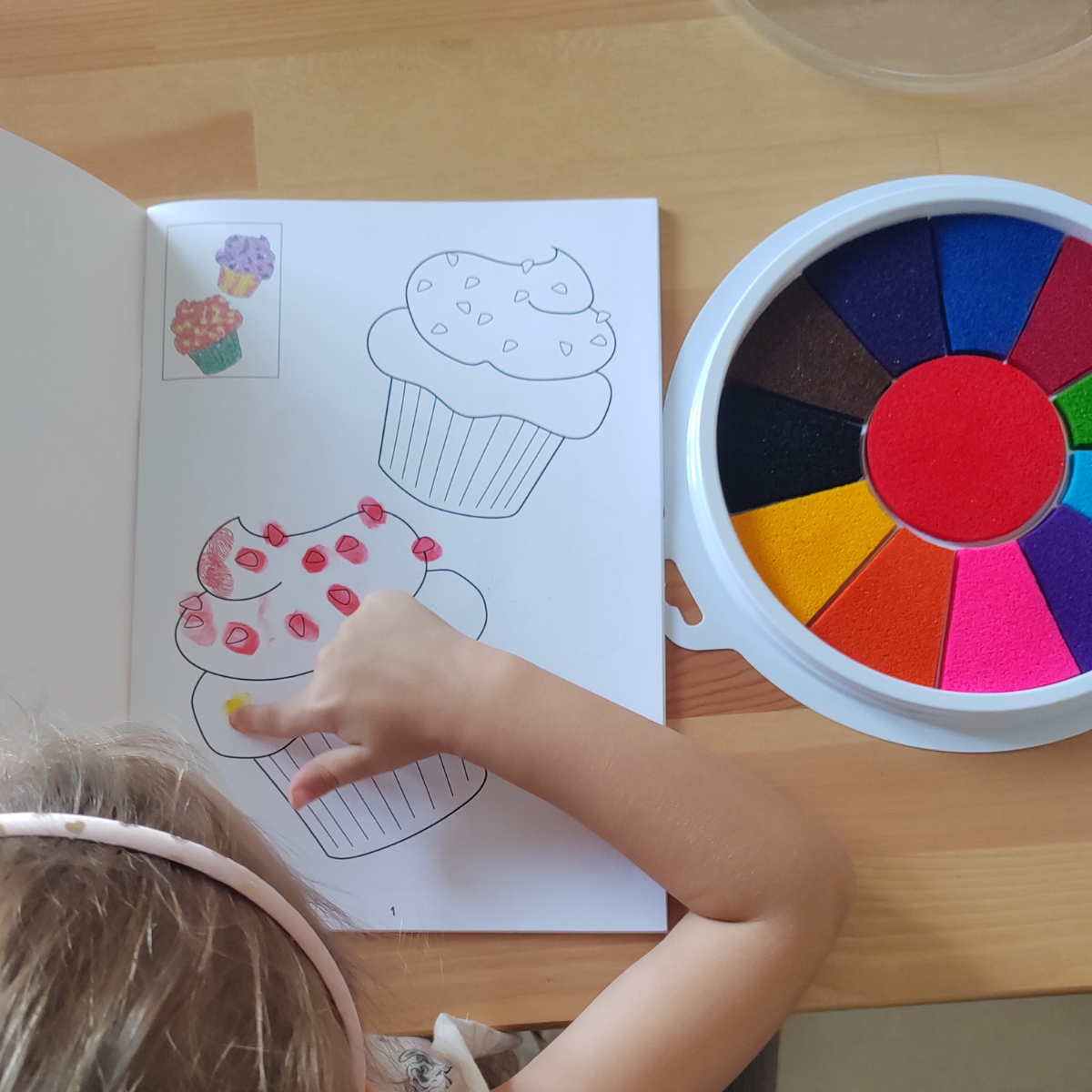 Farbpalette mit 12 verschiedenen Farben zum Fingerfarbenmalen (ab 1 Jahr)